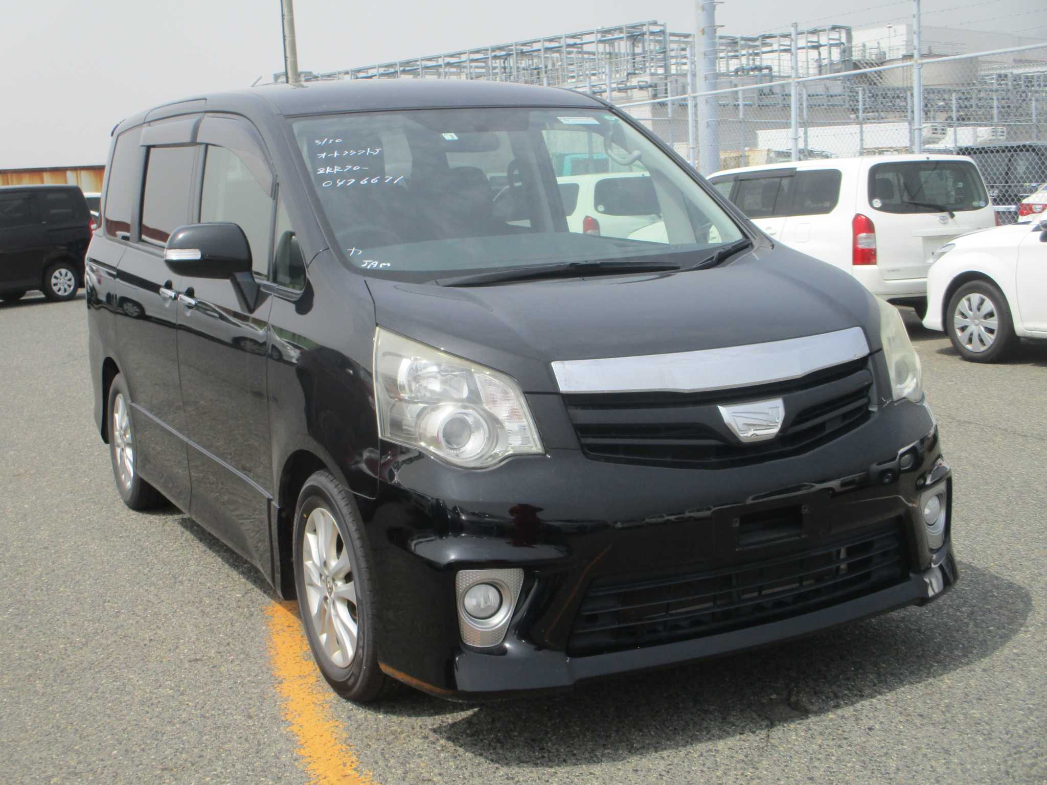 Toyota Noah 2012