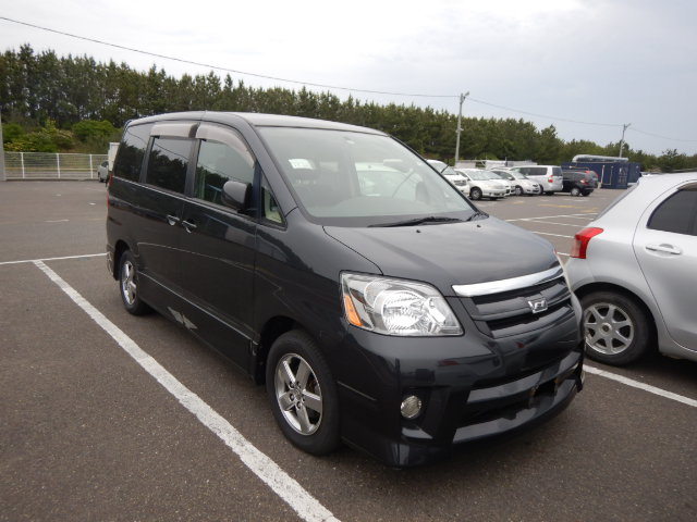 Toyota Noah 2005