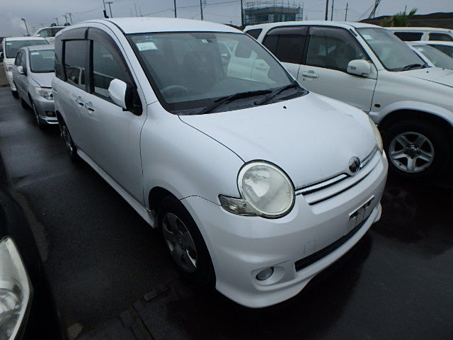 Toyota Sienta 2006