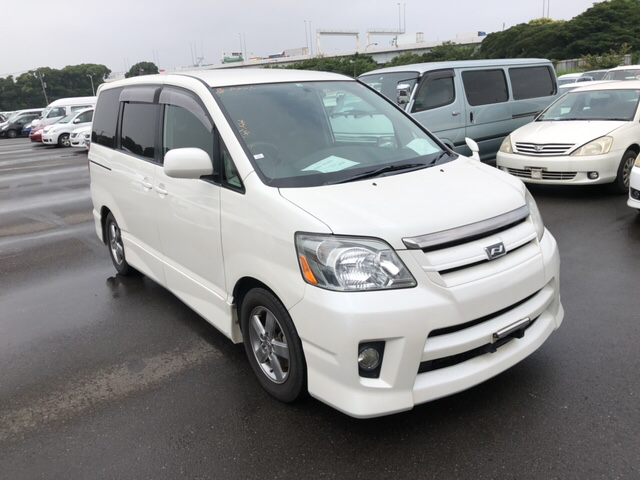 Toyota Noah 2006