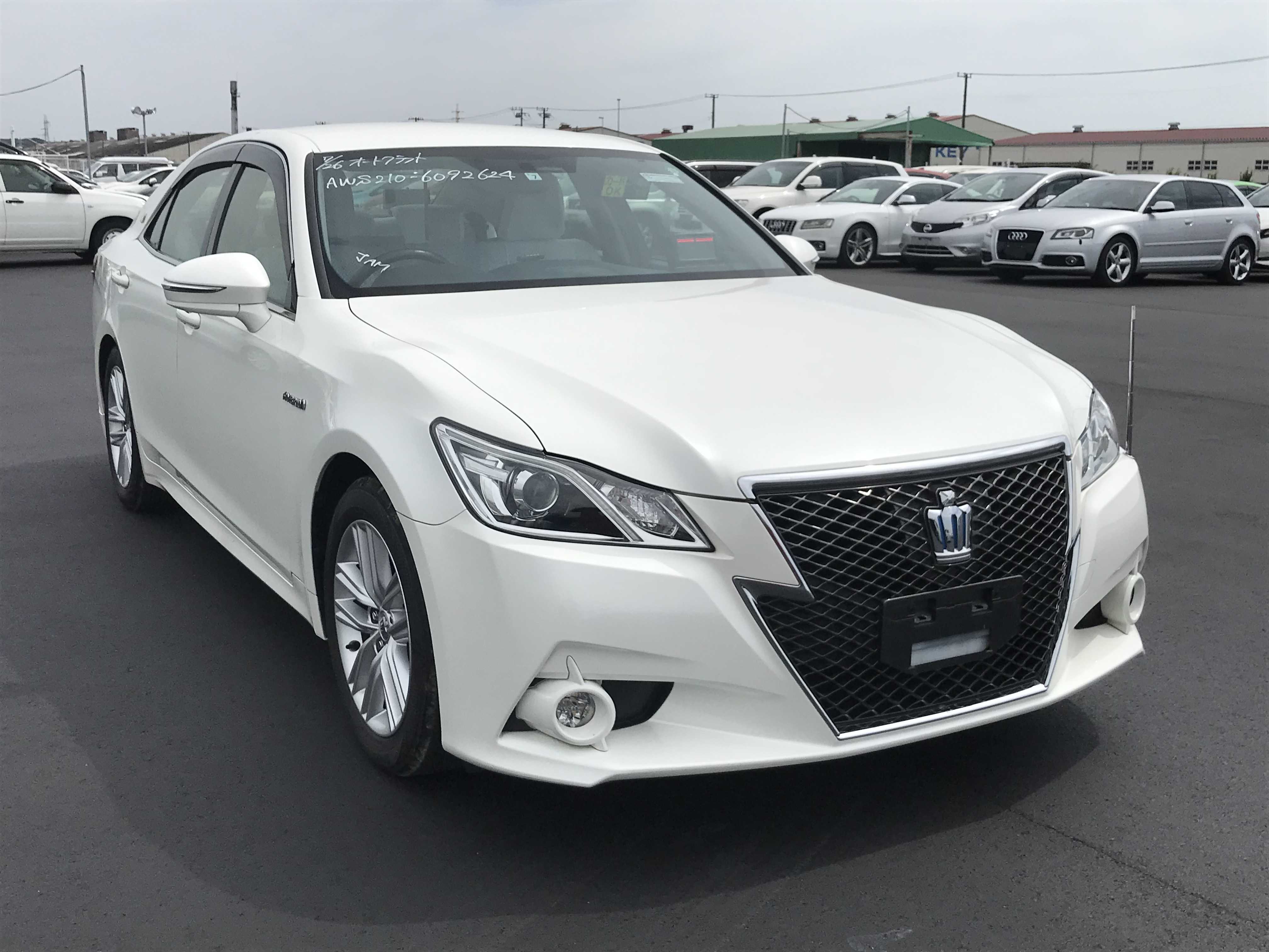 Toyota Crown Hybrid 2015