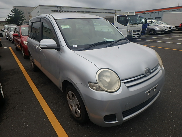 Toyota Sienta 2006