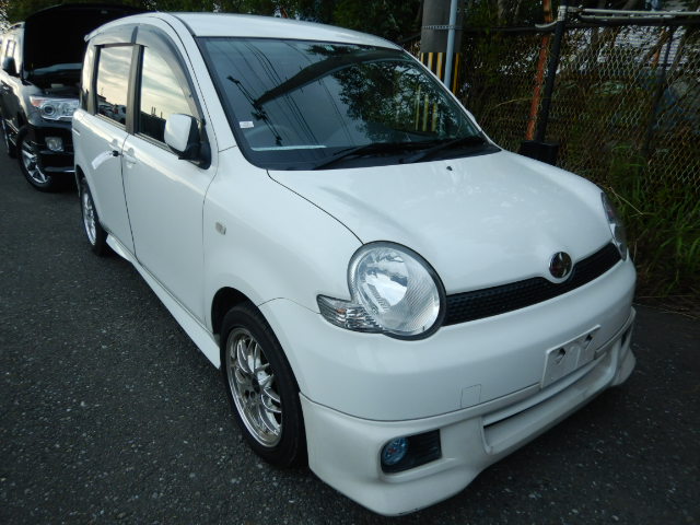 Toyota Sienta 2003
