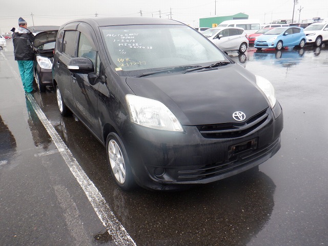Toyota Passo Sette 2011