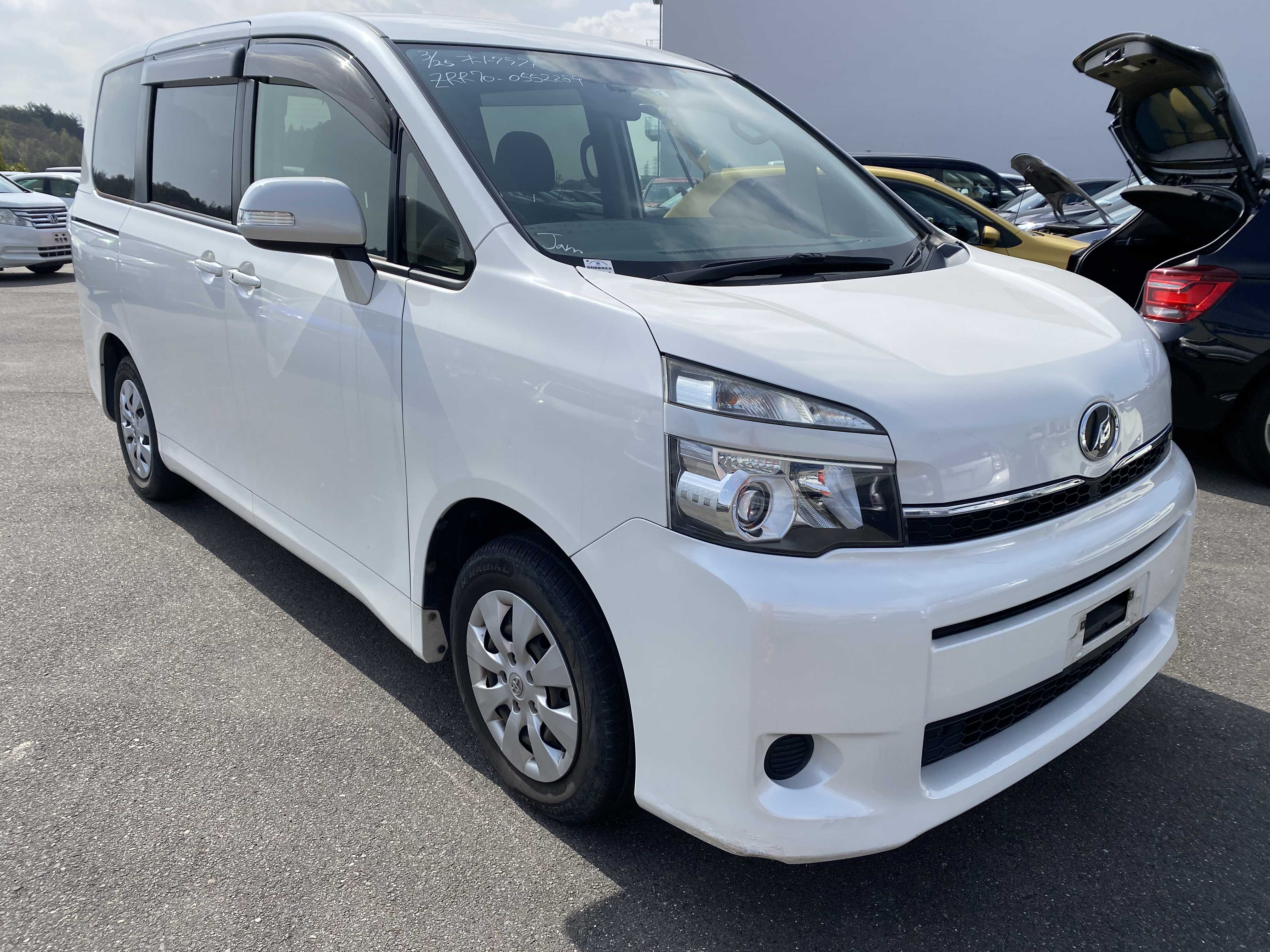 Toyota Voxy 2013