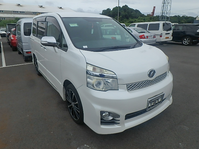 Toyota Voxy 2013