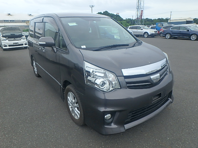 Toyota Noah 2013