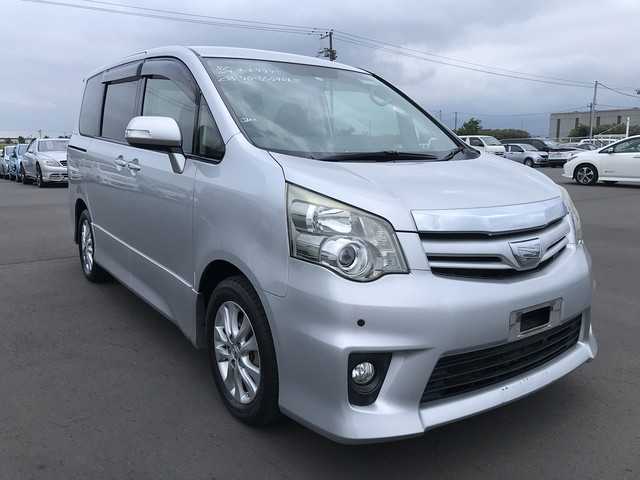 Toyota Noah 2013