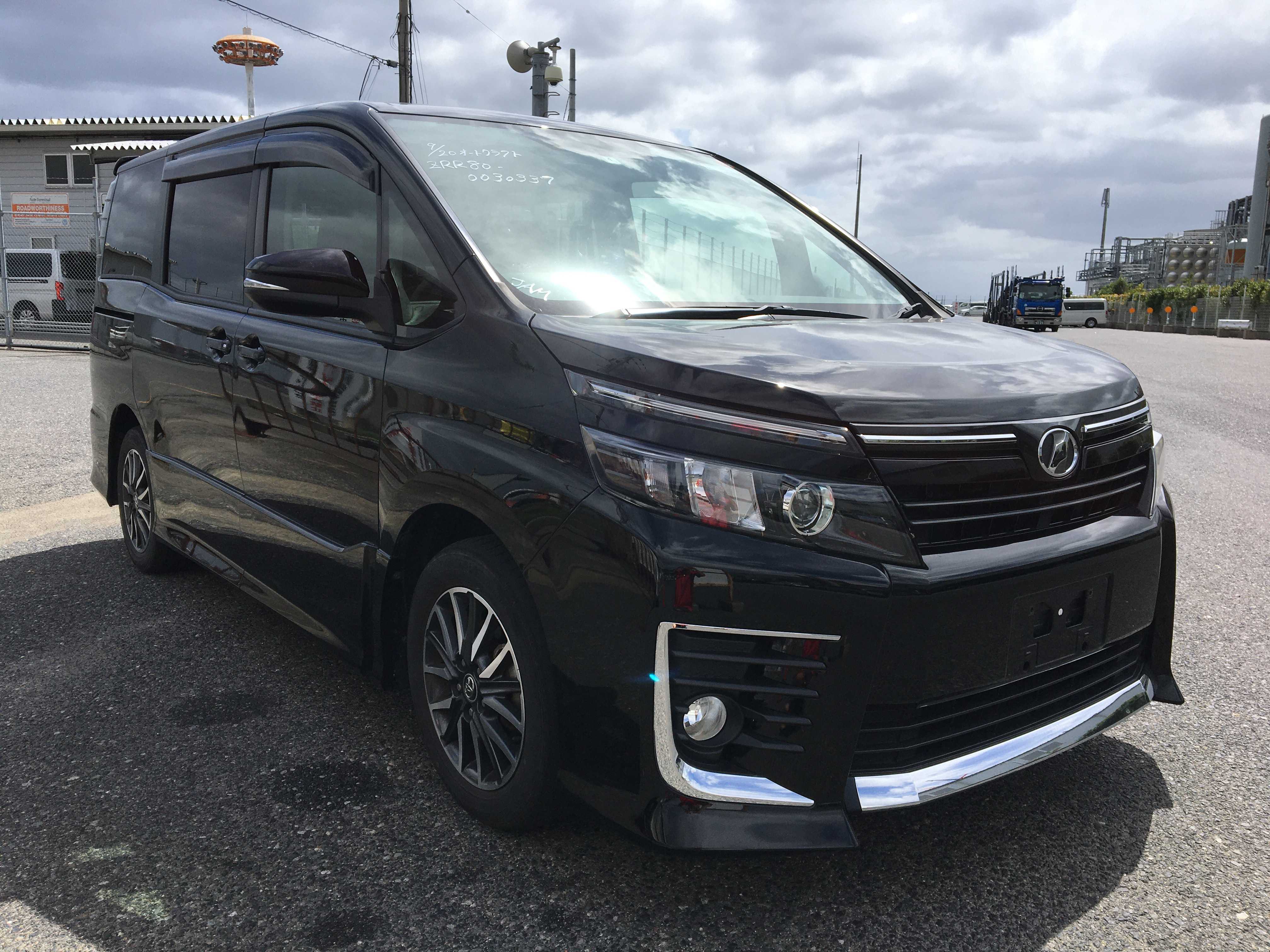 Toyota Voxy 2014