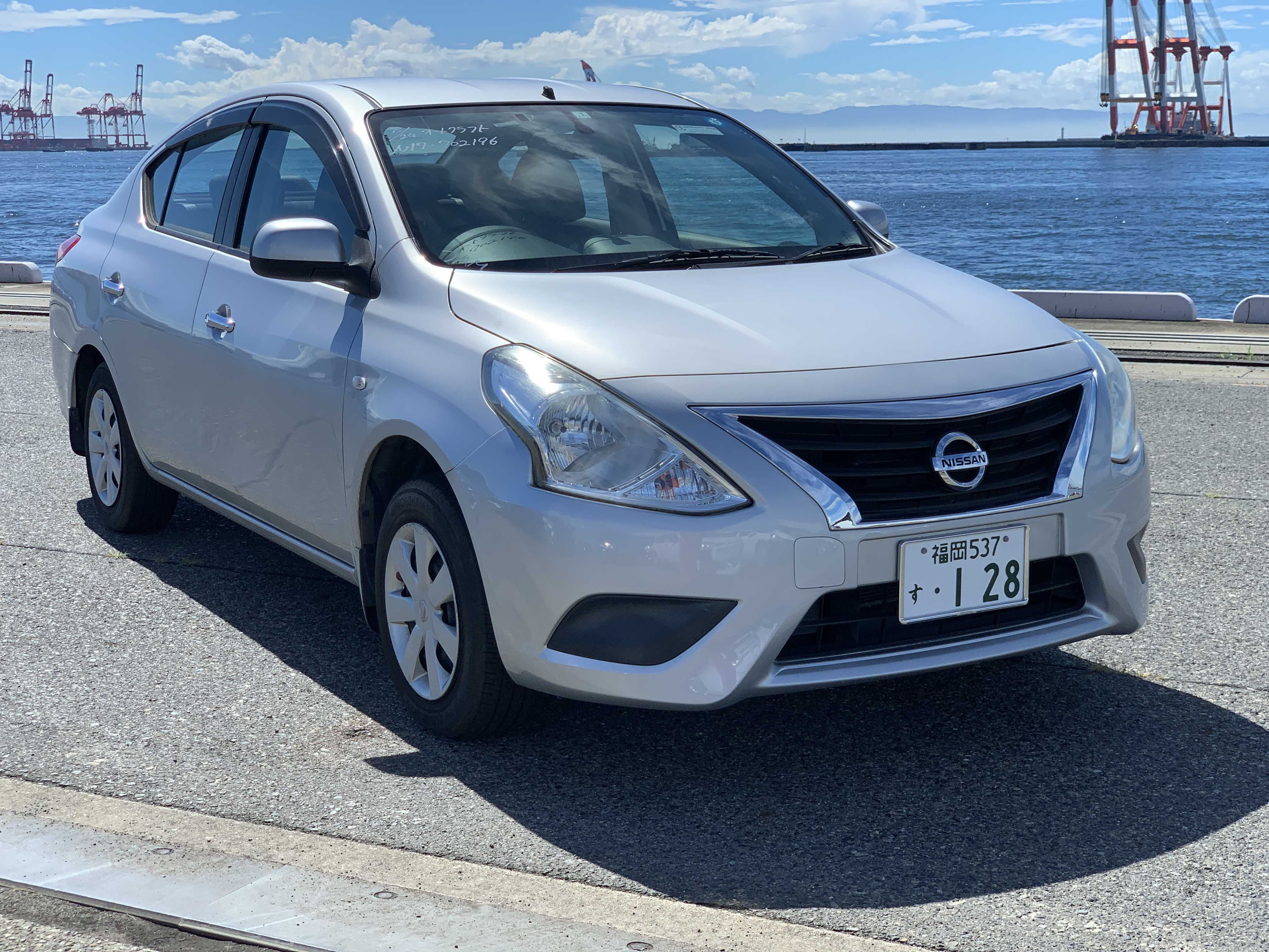 Nissan Tiida Latio 2015
