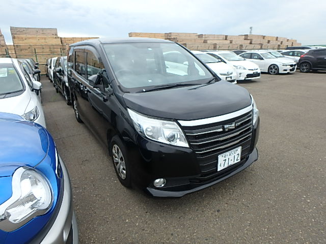 Toyota Noah 2015