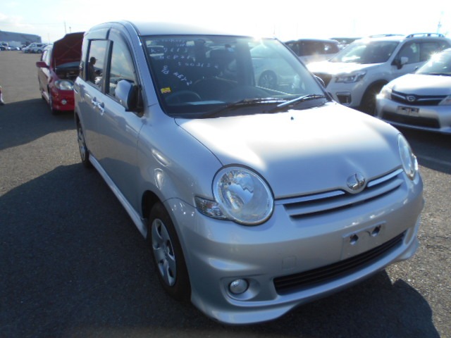 Toyota Sienta 2006