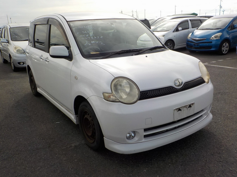 Toyota Sienta 2005