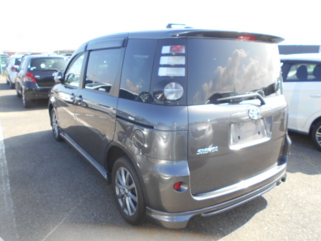 Toyota Sienta 2010