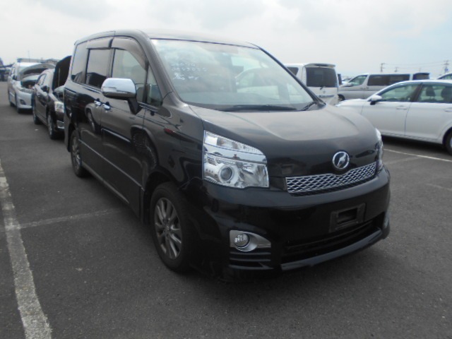 Toyota Voxy 2013