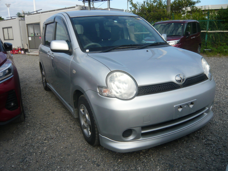 Toyota Sienta 2004