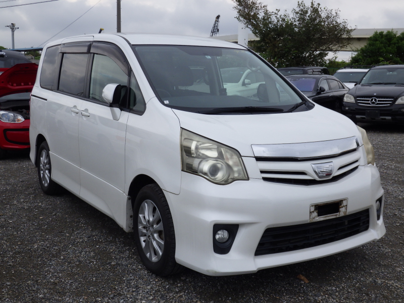 Toyota Noah 2010