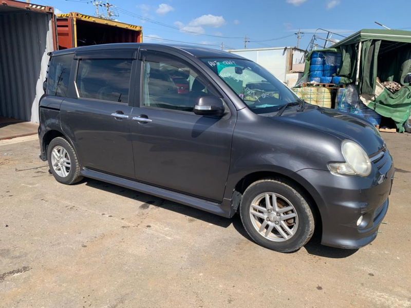 Toyota Sienta 2006