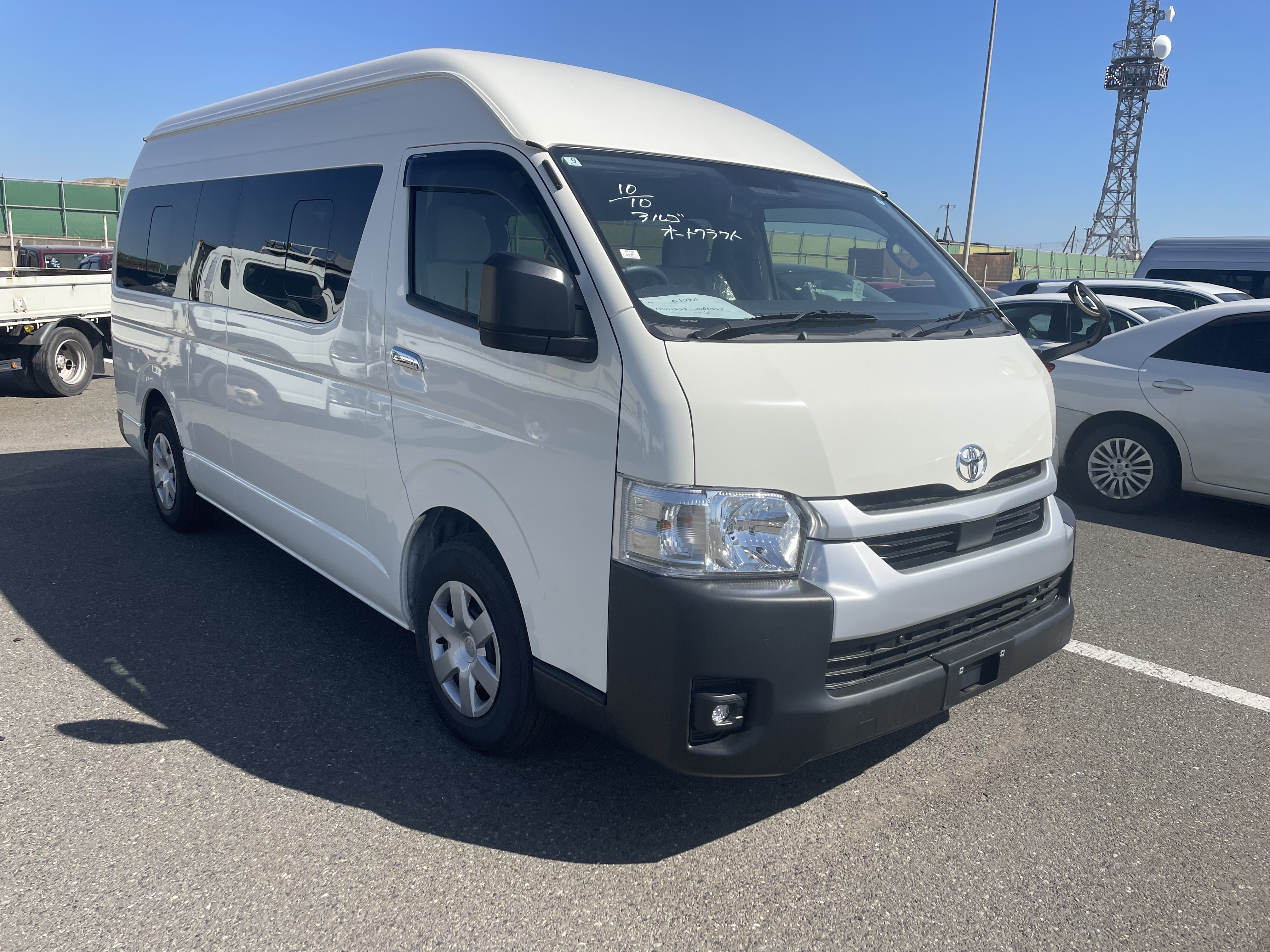 Toyota Hiace Commuter 2023