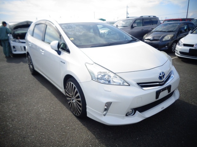 Toyota PRIUS ALPHA 2011