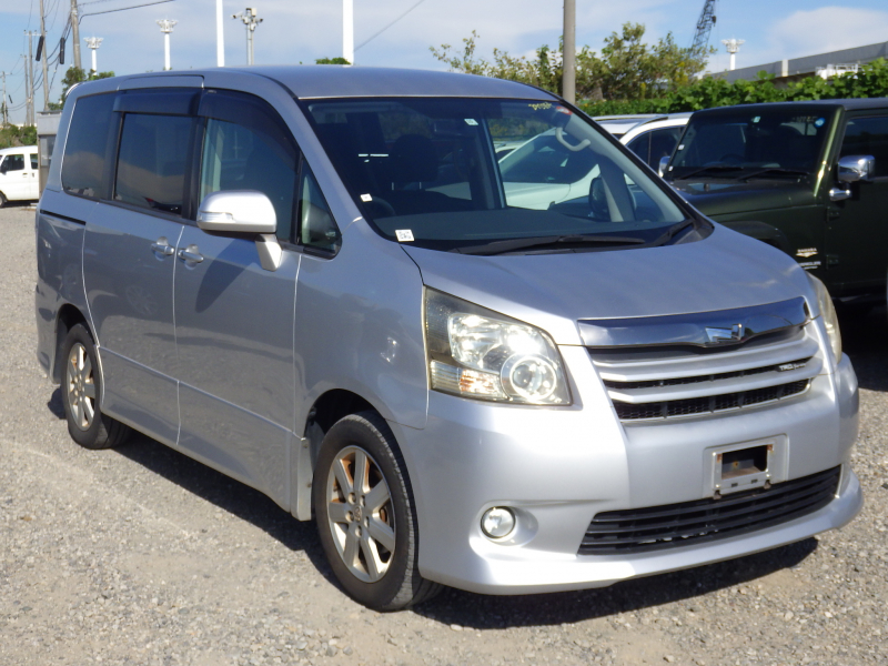 Toyota Noah 2008