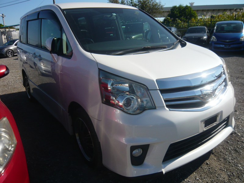 Toyota Noah 2010