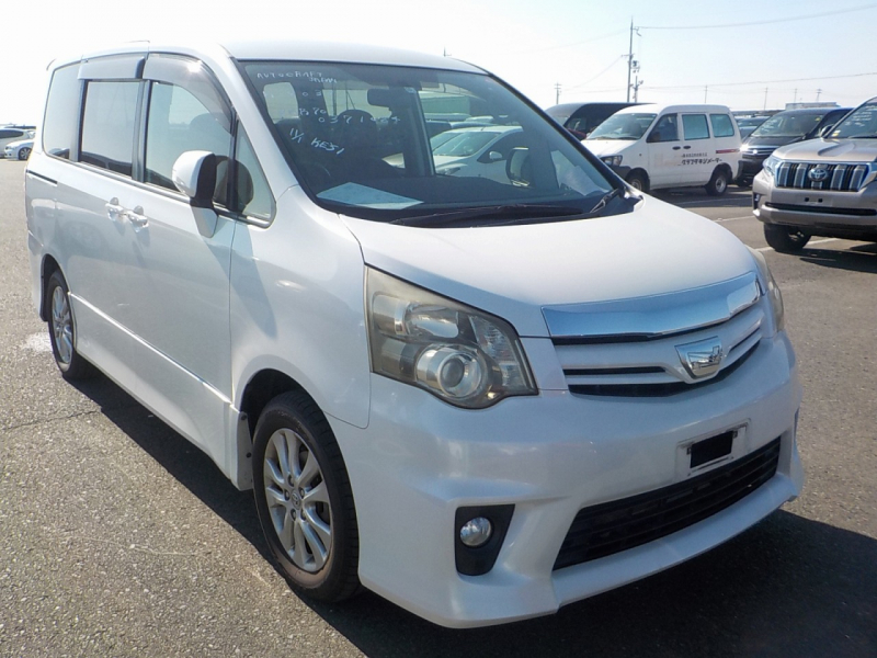 Toyota Noah 2010