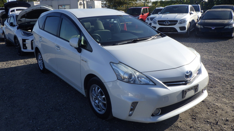 Toyota PRIUS ALPHA 2012