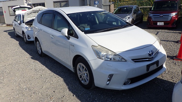 Toyota PRIUS ALPHA 2011