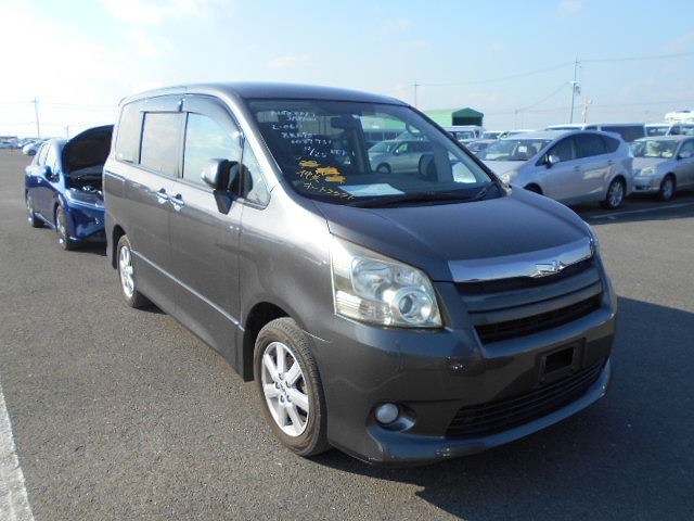 Toyota Noah 2008