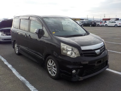 Toyota Noah 2013