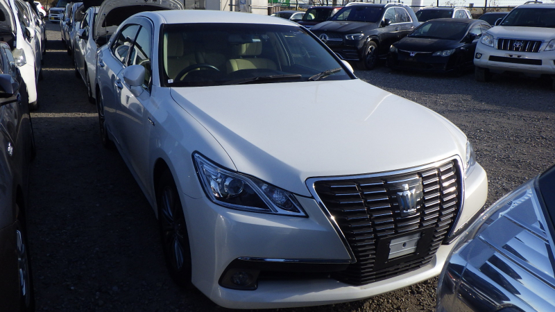 Toyota Crown Hybrid 2015