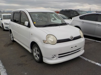 Toyota Sienta 2004