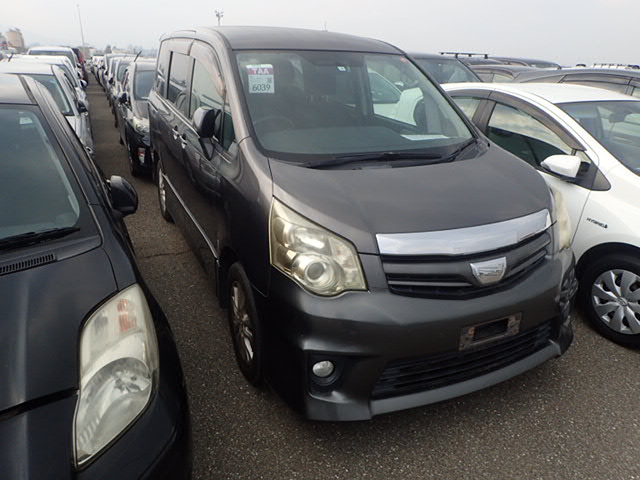 Toyota Noah 2011