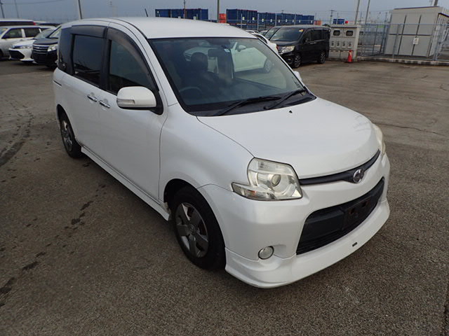 Toyota Sienta 2011