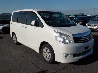 Toyota Noah 2011