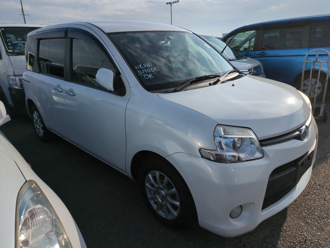 Toyota Sienta 2013