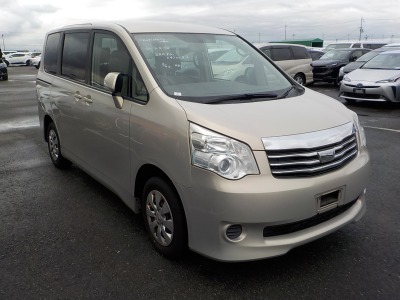 Toyota Noah 2011