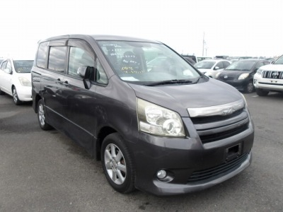 Toyota Noah 2009