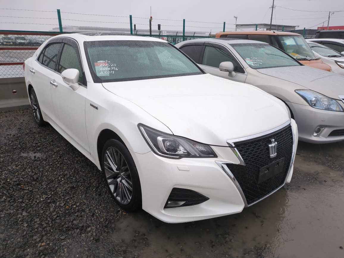 Toyota Crown Hybrid 2015