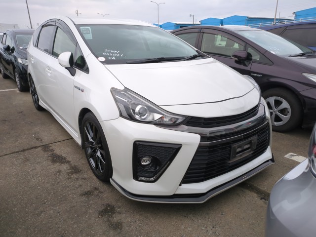 Toyota PRIUS ALPHA 2015