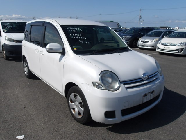 Toyota Sienta 2011