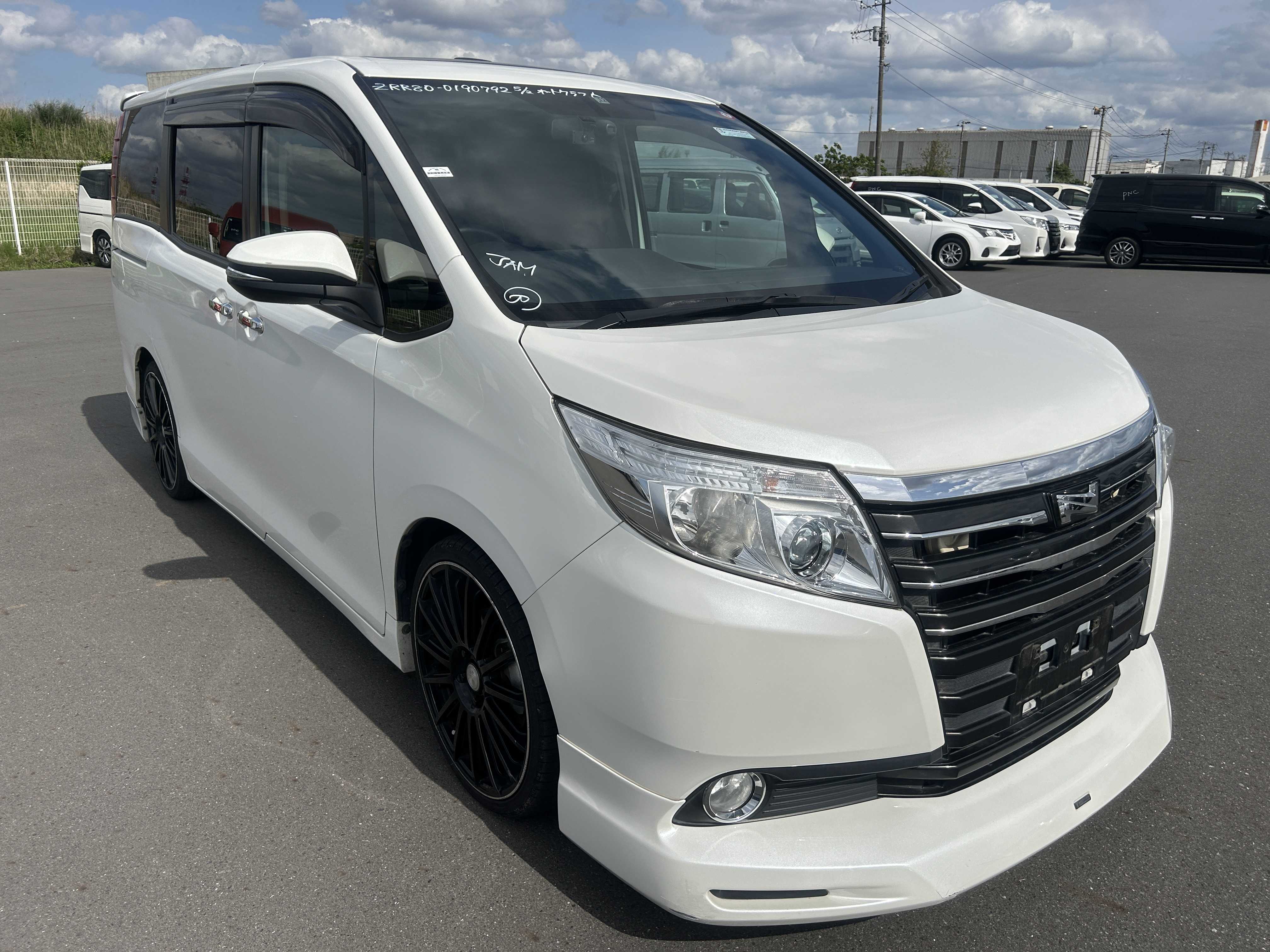 Toyota Noah 2015