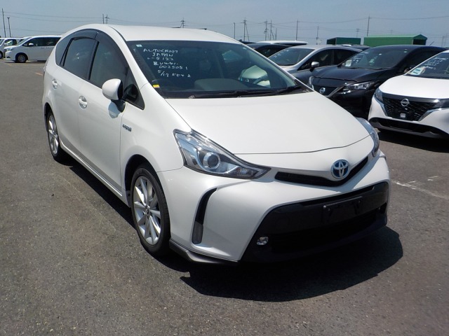 Toyota PRIUS ALPHA 2015