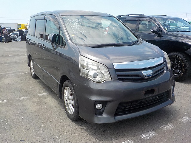 Toyota Noah 2011