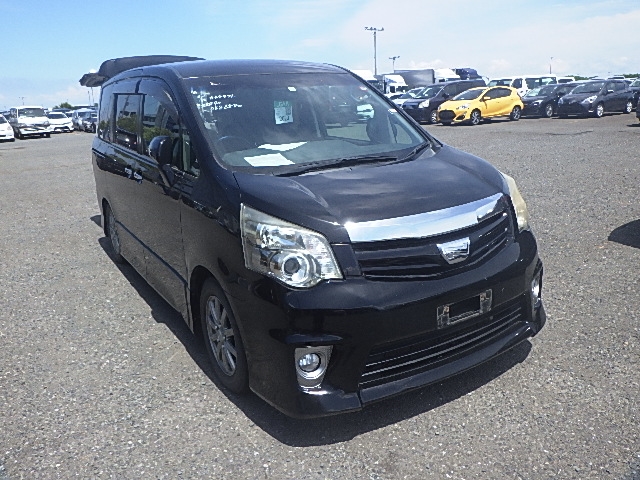 Toyota Noah 2012