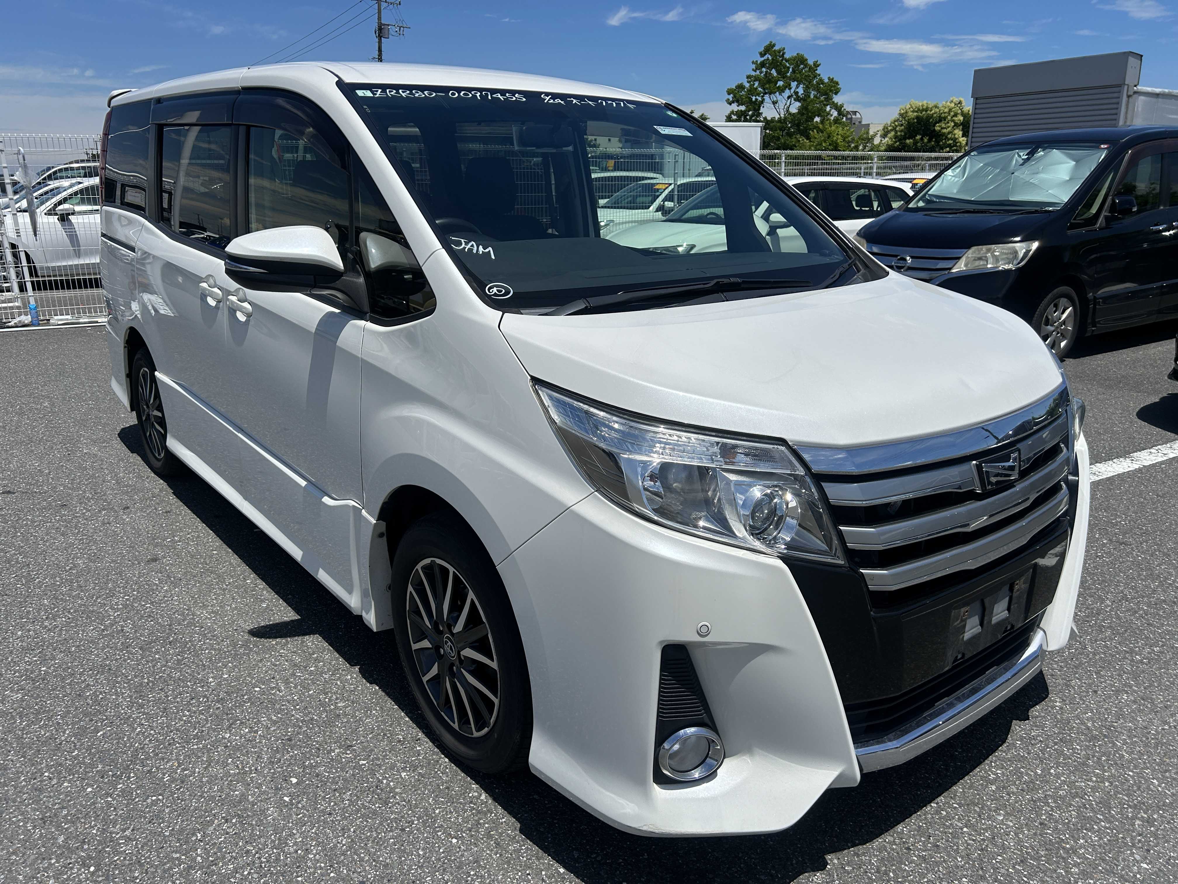 Toyota Noah 2015