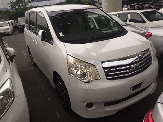 Toyota Noah 2010