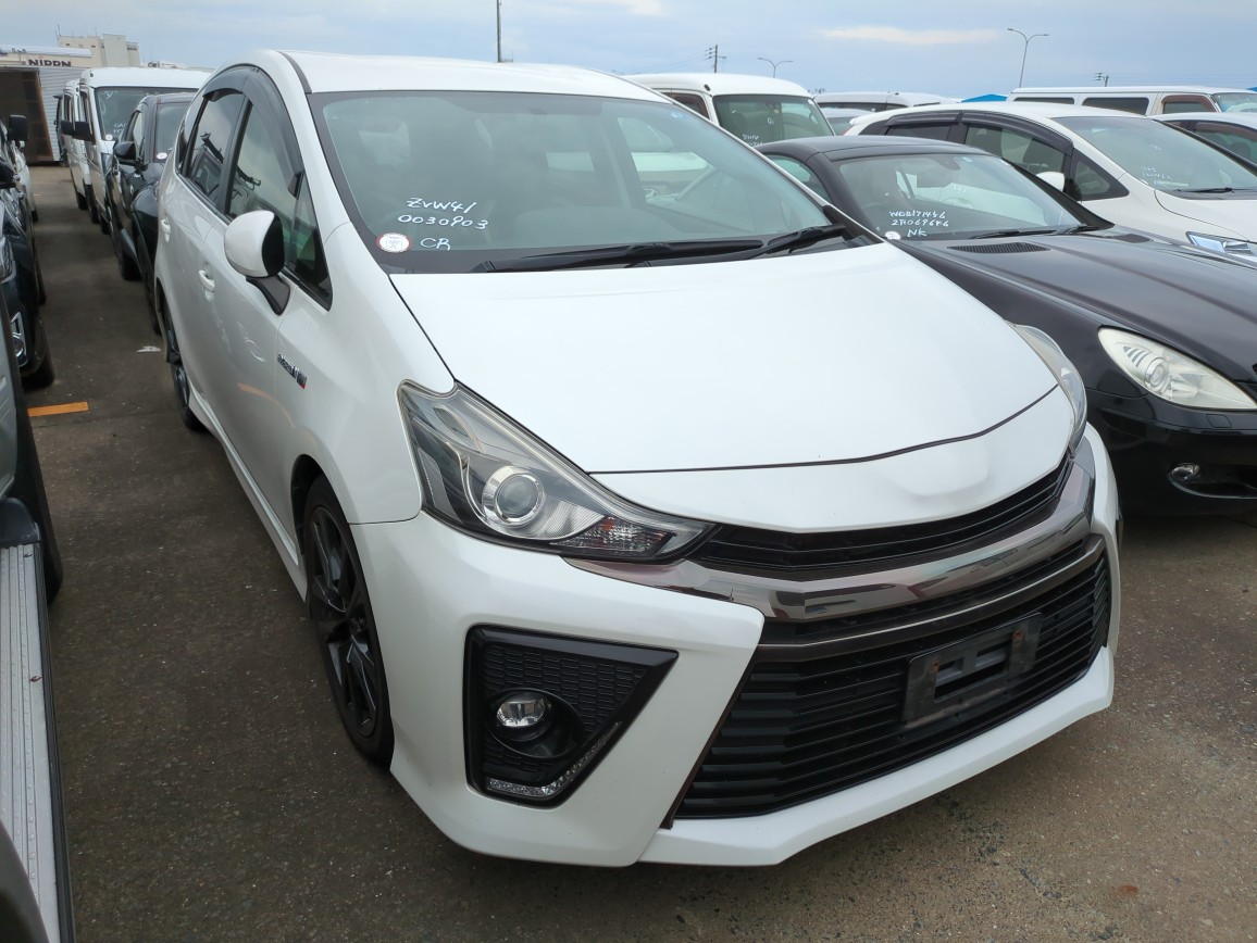 Toyota PRIUS ALPHA 2015