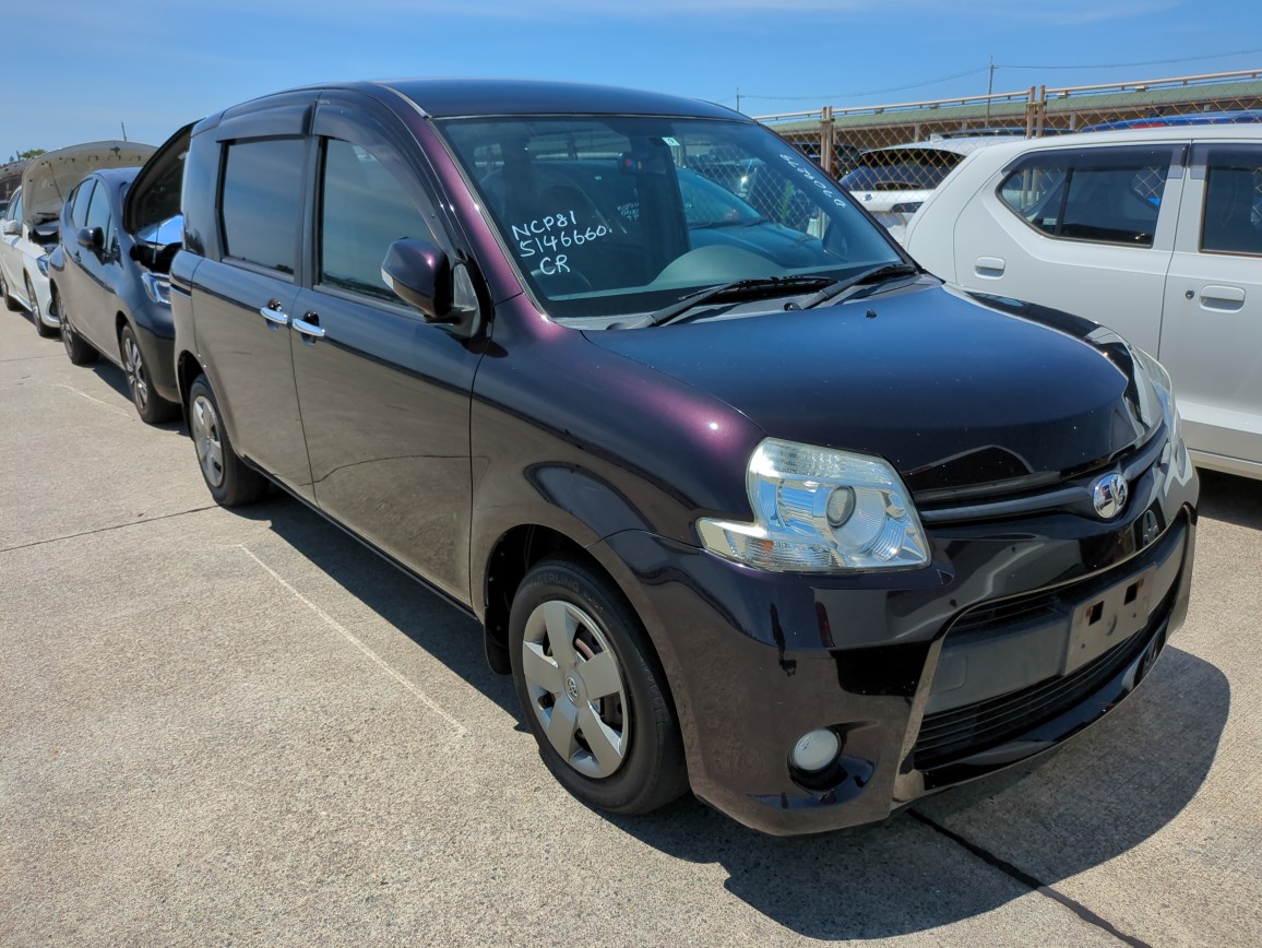 Toyota Sienta 2011